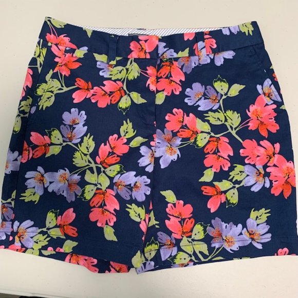 Lands' End Pants - Land's End Mid Rise Floral Shorts size 6